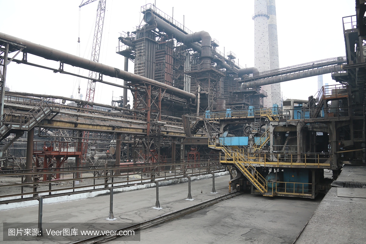 这是一幅全景图,可以看到乌克兰的工厂贫民窟,里面有金属外壳和用于炼焦工业生产的机器,还有冒烟的烟斗和一家工厂的重建